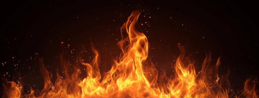 Flammen vor dunklem Hintergrund