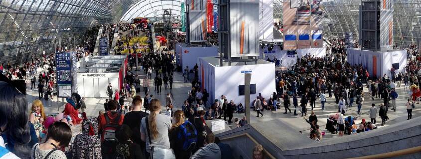 Menschen in der Glashalle der Leipziger Messe zur LBM 2017