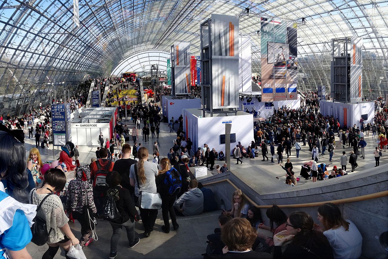 Menschen in der Glashalle der Leipziger Messe zur LBM 2017